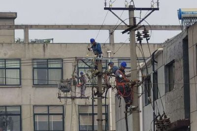 對宋莊村進(jìn)行農(nóng)網(wǎng)改造，更換老舊絕緣導(dǎo)線2800米