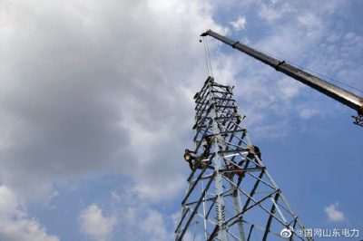 開展上林110千伏線路工程A2號(hào)、A6號(hào)、B7號(hào)鐵塔組立