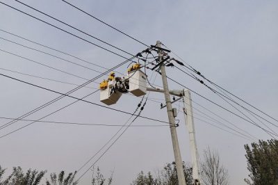 在10千伏孫安線10號桿對雙語中學變壓器進行帶電接引流線作業(yè)