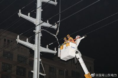組織帶電作業(yè)人員開(kāi)展搶修作業(yè)