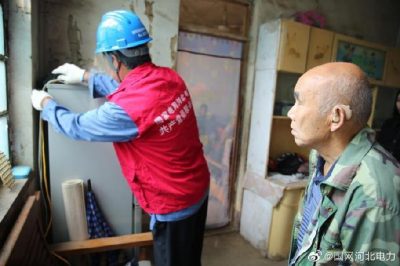 到高邑縣西堤村困難戶家中，幫助老人解決用電難題