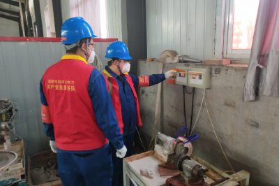 走進(jìn)企業(yè)檢查用電設(shè)備，講解安全用電知識(shí)