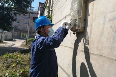 張貼安全用電宣傳展板，確保用戶用電無隱患