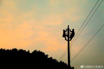 對楊橋鎮(zhèn)楊橋村“煤改電”臺區(qū)進行放線施工