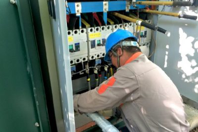 對明月灣古村落明灣2#箱變400V電纜進行更換