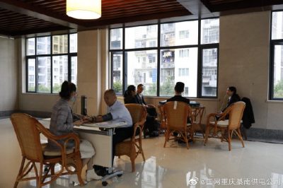 國網(wǎng)重慶綦南供電公司為公司職工開展健康咨詢活動(dòng)。 ????