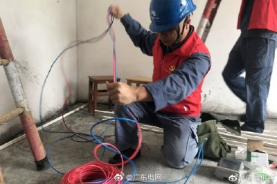 免費為貧困戶裝電表、鋪設(shè)安全的室內(nèi)電線