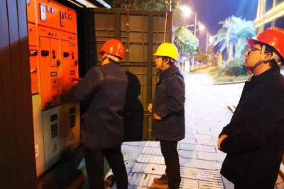 對10千伏桐工線一號環(huán)網(wǎng)柜更換電纜的搶修作業(yè)進行安全督導(dǎo)