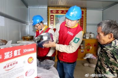 供電黨員“結(jié)對(duì)幫扶”貧困戶成常態(tài)