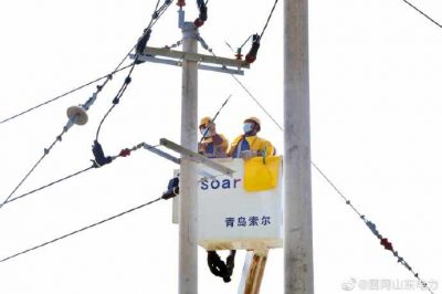 10千伏寧上線8號(hào)桿處進(jìn)行帶電接引線工作