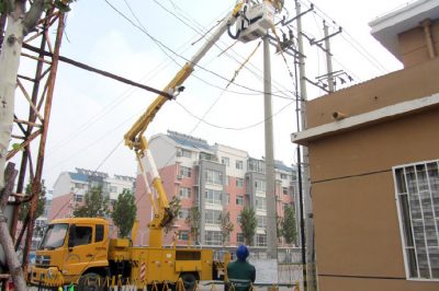 在10千伏精誠線三義和支線16號桿發(fā)熱的設備線夾進行消缺