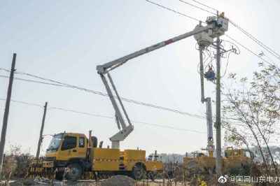 帶電作業(yè)換開(kāi)關(guān) 保障供電迎冬峰