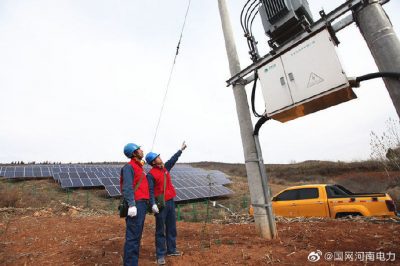 上門巡視檢查光伏發(fā)電線路、設(shè)備的運(yùn)行情況