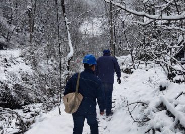 冒雪搶修，只為盡早恢復(fù)供電
