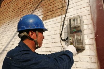 在南寨村檢查低壓線路和表計(jì)接線