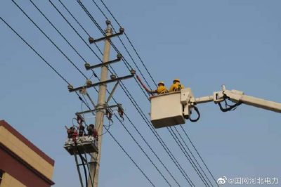 在10千伏饒工II線路田莊支線16號桿開展帶電業(yè)擴(kuò)接火