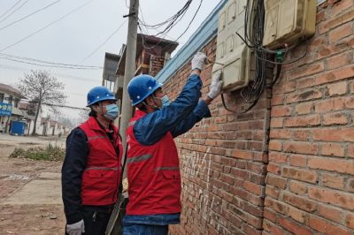 為客戶檢查計量裝置，檢查電表進出線路