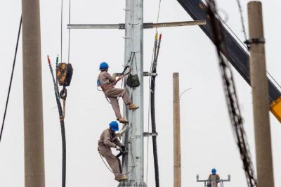 對(duì)10千伏莊家線33-56#桿開展線路維修工作