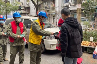 為社區(qū)孤寡老人普及用電安全知識(shí)、檢查用電安全