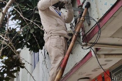 到大倫鎮(zhèn)運(yùn)梁村進(jìn)行接戶線改造工作