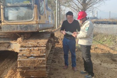 國(guó)網(wǎng)南京市溧水區(qū)供電公司對(duì)轄區(qū)現(xiàn)場(chǎng)施工進(jìn)行安全宣傳