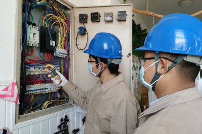 對(duì)校園內(nèi)外的電力線路、設(shè)備安全隱患進(jìn)行全面排查