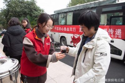 開展“不忘初心熱血通行??勇?lián)姑寪蹅鬟f”無償獻血活動