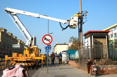 對10千伏市府線40號桿進行帶電接火作業(yè)