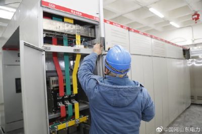 在某新建小區(qū)配套工程配電室進(jìn)行電表箱、電表的安裝工作