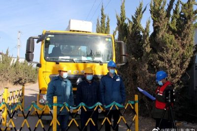 在10千伏楊家?guī)X工業(yè)園支線11號(hào)桿開展帶電接火作業(yè)