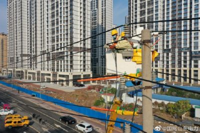 采用帶電作業(yè)法更換10千伏杜樓線10號(hào)桿令克