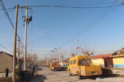 對(duì)10千伏昌西線全家?guī)X支線17號(hào)桿進(jìn)行令克、避雷器安裝