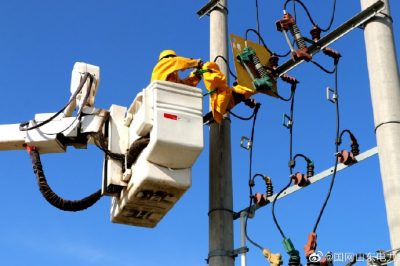 在10千伏朱崗寺線45號桿處進行帶電消缺作業(yè)