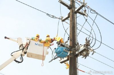 在10千伏東環(huán)2號(hào)線東關(guān)分支線1號(hào)桿開展帶電切改負(fù)荷工作