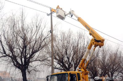 在10千伏工業(yè)線7號桿處實施帶電作業(yè)修復破損導線