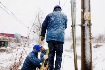 對莒縣宋家橋線線路進(jìn)行冒雪搶修