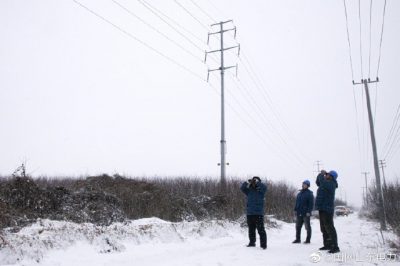 國網(wǎng)昌邑市供電公司輸電運(yùn)檢班工作人員迎戰(zhàn)風(fēng)雪