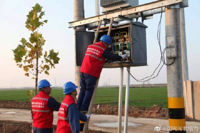 在隆堯縣孟村9號等農(nóng)業(yè)變壓器臺區(qū)開箱巡視設(shè)備