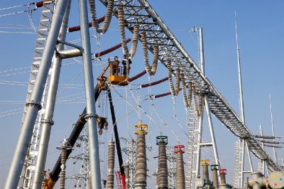 500千伏輸變電工程現(xiàn)場進(jìn)行引流安裝作業(yè)