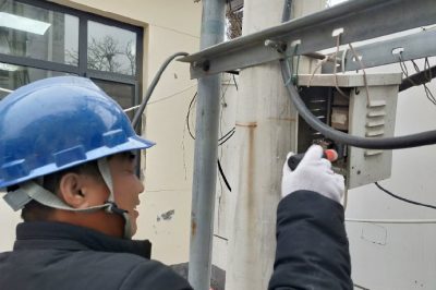 配電搶修班及時(shí)解決客戶用電故障
