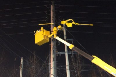 施展絕技帶電斷、接引流線恢復(fù)10千伏線路供電