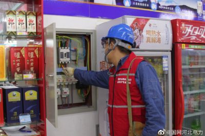 國網(wǎng)海興縣供電公司為村民檢查供暖設(shè)備，確保設(shè)備運(yùn)行正常