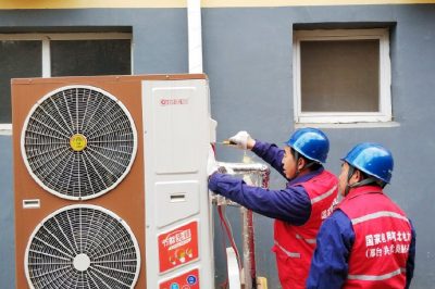 為村民檢查供暖設(shè)備，確保設(shè)備運(yùn)行正常