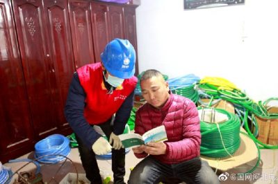 到轄區(qū)農(nóng)戶家中進(jìn)行“煤改電”安全用電宣傳