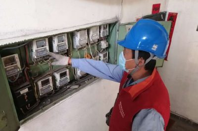 對鄉(xiāng)鎮(zhèn)居民多處電表箱進(jìn)行檢修