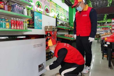 在轄區(qū)超市、門店進(jìn)行安全用電檢查