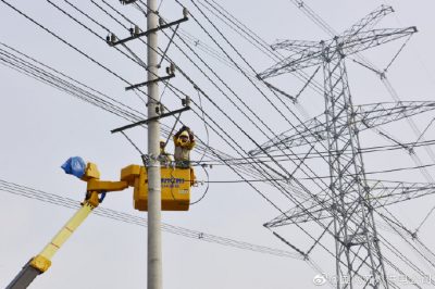 10千伏蓬鎮(zhèn)線9號桿開展帶電接引線工作