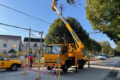 在金港鎮(zhèn)110千伏后塍變123高橋線22號(hào)桿開(kāi)展不停電搭接業(yè)擴(kuò)工程