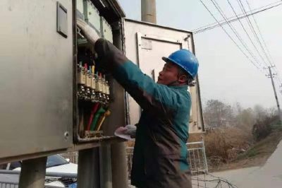 國網(wǎng)沛縣供電公司敬安供電所組織人員開展低電壓臺區(qū)專項治理