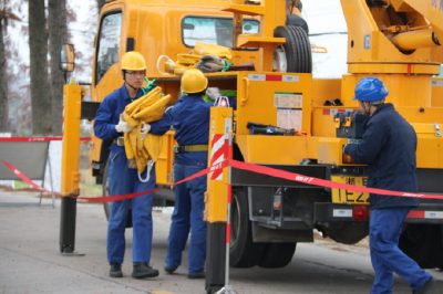 在慈城鎮(zhèn)彭山變五星線60號(hào)桿帶電新裝智能開(kāi)關(guān)1臺(tái)